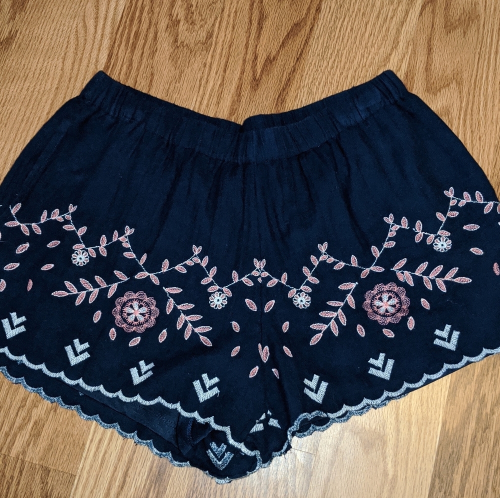 Embroidered short